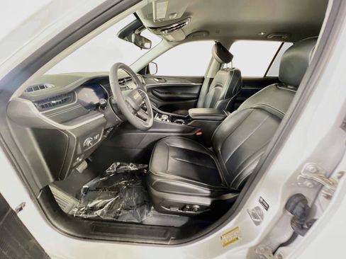 Used 2023 Jeep Grand Cherokee Limited image 21