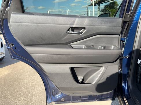 Used 2025 Nissan Pathfinder SV image 27