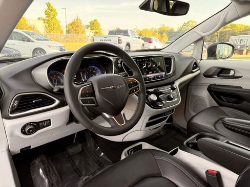 Used 2023 Chrysler Pacifica Touring-L FWD image 19