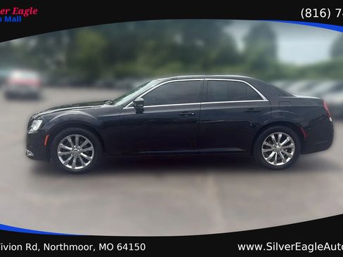 Used 2017 Chrysler 300 Limited w/ 300 Premium Group AWD/4WD image 2