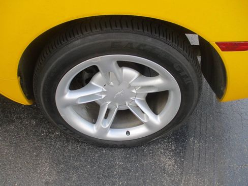 Used 2004 Chevrolet SSR w/ Preferred Equipment Group RWD image 28