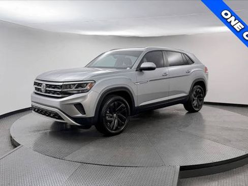 Used 2023 Volkswagen Atlas Cross Sport SE w/ Panoramic Sunroof Package FWD image 2