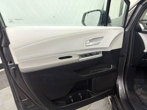 Used 2025 Toyota Sienna LE FWD image 11
