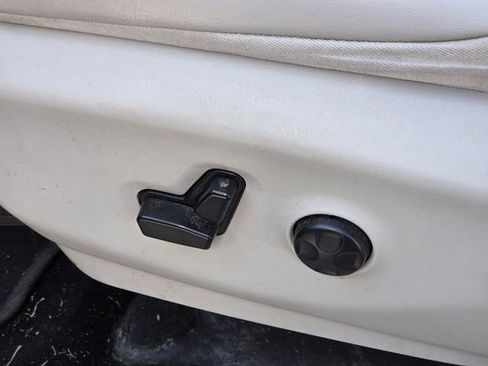 Used 2021 Chrysler Voyager Lxi FWD image 6