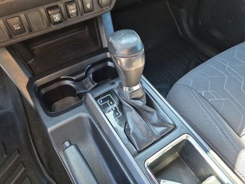 Used 2019 Toyota Tacoma TRD Off-Road AWD/4WD image 28