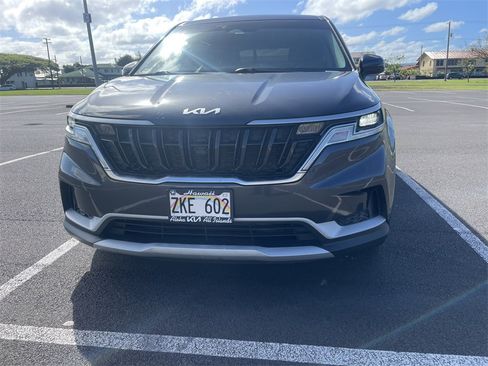 Used 2023 Kia Carnival LX image 3