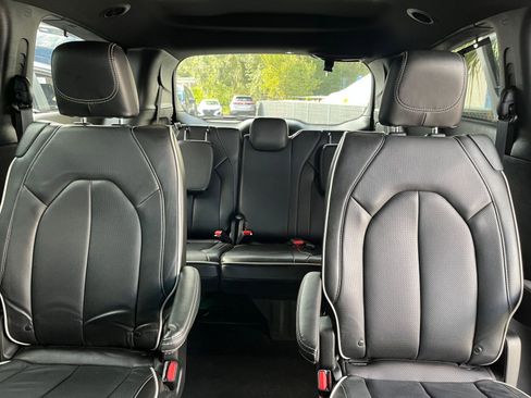Used 2025 Chrysler Pacifica Limited image 42