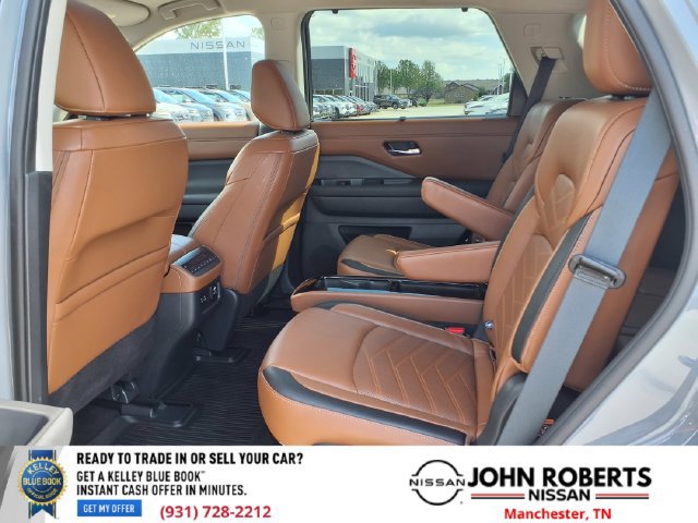 Used 2024 Nissan Pathfinder Platinum FWD image 9