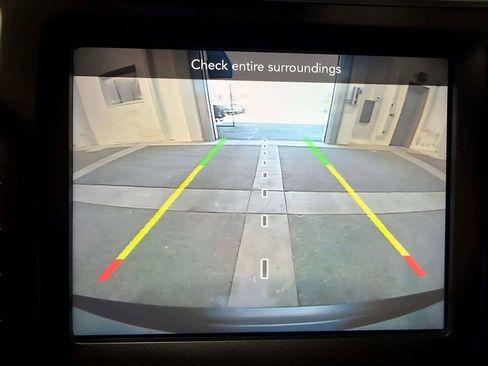 Used 2019 Jeep Cherokee Trailhawk w/ Comfort & Convenience Group AWD/4WD image 17