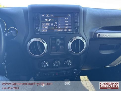 Used 2017 Jeep Wrangler Unlimited Rubicon w/ Cold Weather Group AWD/4WD image 11