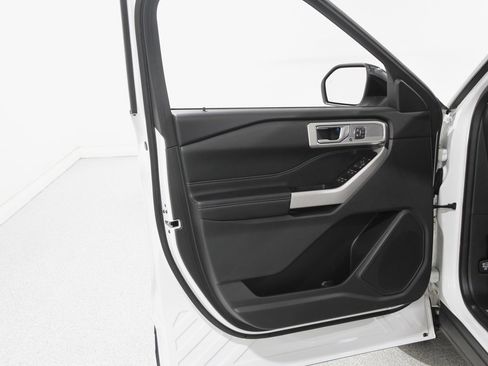 Certified 2022 Ford Explorer Limited w/ Equipment Group 301A image 5