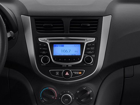 Used 2013 Hyundai Accent SE FWD image 18