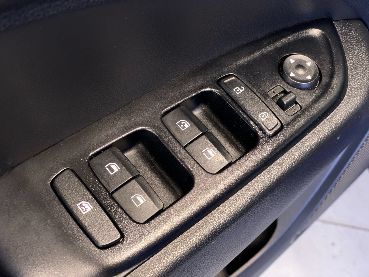 Used 2023 Hyundai Venue Limited FWD image 18