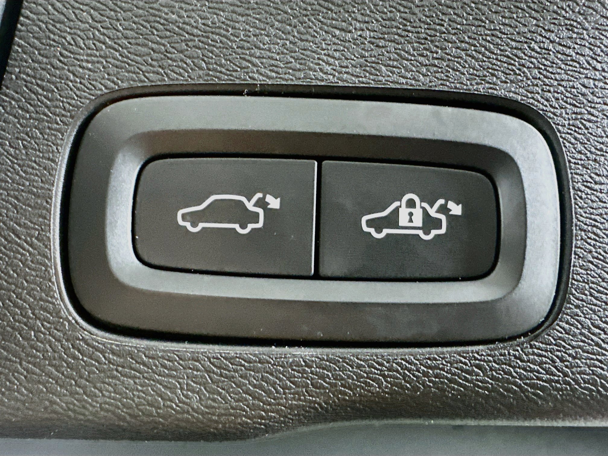 Used 2023 Volvo XC60 B5 Plus AWD/4WD image 34