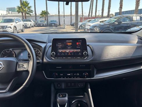 Used 2025 Nissan Rogue SV FWD image 17