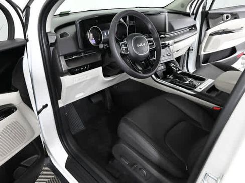 Used 2024 Kia Carnival EX image 19