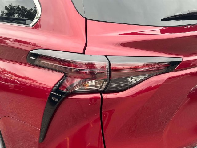Used 2024 Toyota Sienna LE FWD image 13