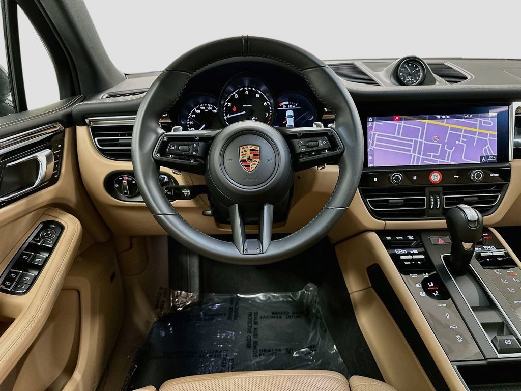 Certified 2025 Porsche Macan AWD/4WD image 23