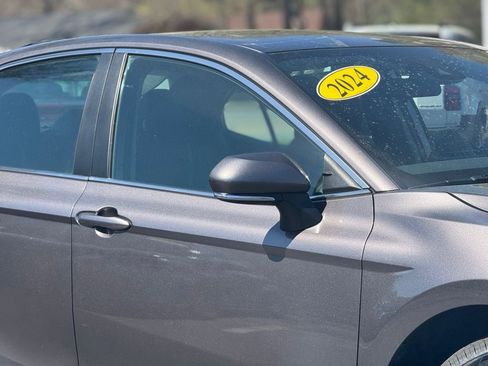 Used 2024 Toyota Camry SE image 6