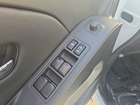 Used 2025 Nissan Frontier SV w/ SV Convenience Package image 11