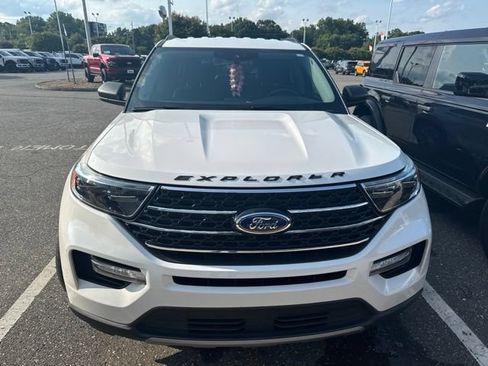 Used 2021 Ford Explorer XLT w/ Equipment Group 202A RWD image 4
