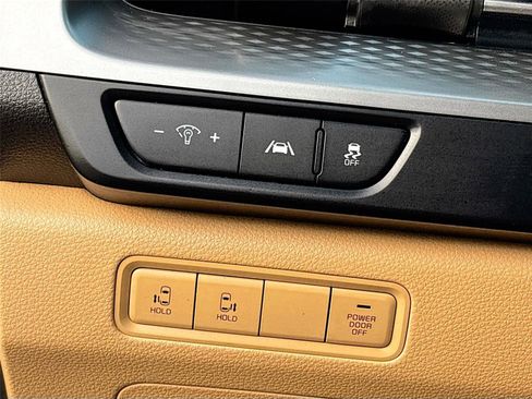 Used 2022 Kia Carnival LX image 10