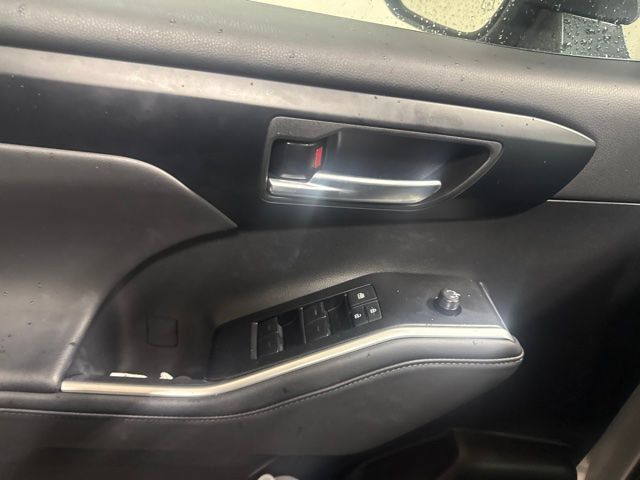 Used 2026 Toyota Highlander XLE AWD/4WD image 11