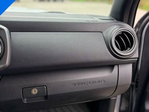Used 2020 Toyota Tacoma SR5 AWD/4WD image 31