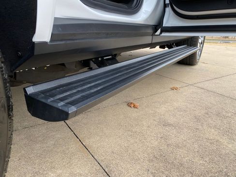 Used 2025 GMC Yukon Denali w/ Denali Reserve Package image 9