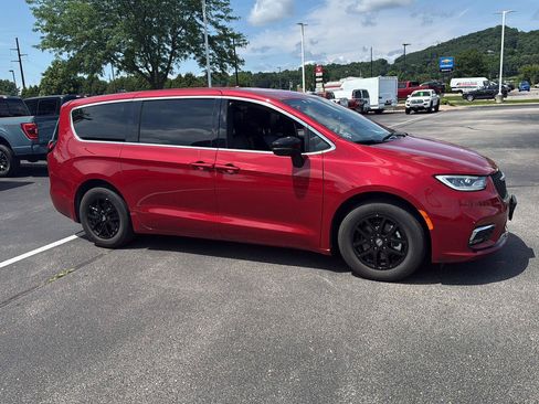 Used 2025 Chrysler Pacifica Select FWD image 2