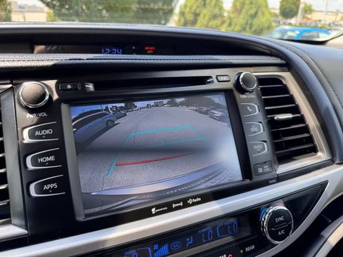 Used 2019 Toyota Highlander XLE w/ Carpet Mat Package (TMS) AWD/4WD image 31