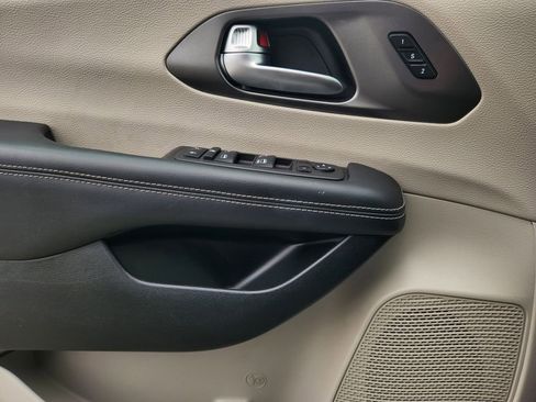 Used 2023 Chrysler Pacifica Touring-L FWD image 24