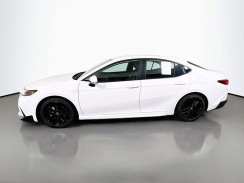 Used 2025 Toyota Camry SE w/ Convenience Package image 9