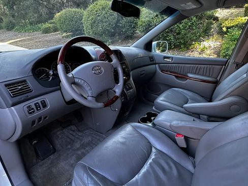 Used 2005 Toyota Sienna XLE Limited FWD image 28