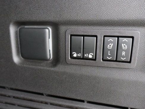 Used 2023 Chevrolet Suburban High Country image 22