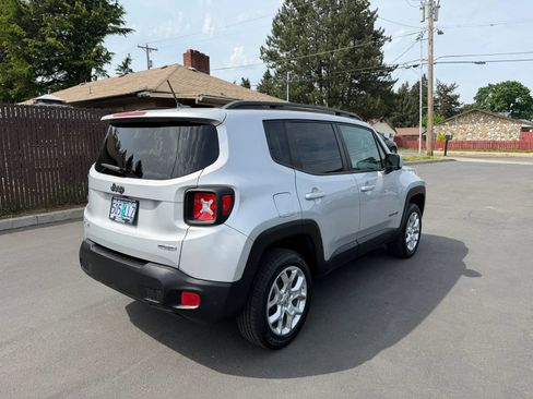Used 2017 Jeep Renegade Latitude AWD/4WD image 4