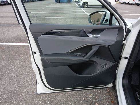 New 2025 Volkswagen Tiguan SE image 10