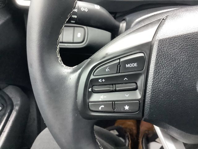 Certified 2025 Hyundai Venue SEL FWD image 21