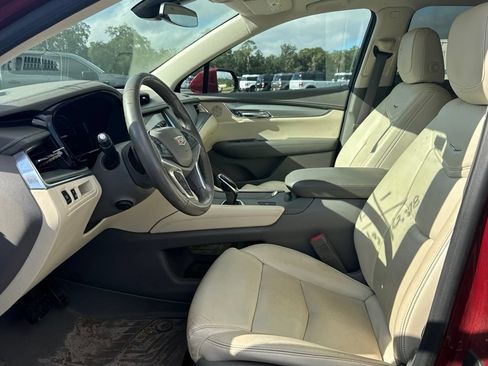 Used 2018 Cadillac XT5 Luxury w/ Driver Awareness Package FWD image 9