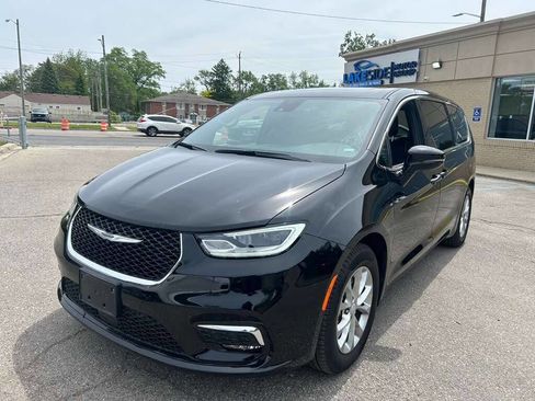 Used 2026 Chrysler Pacifica Limited FWD image 1