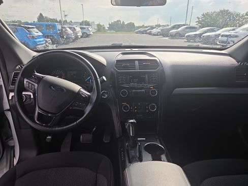 Used 2019 Ford Explorer XLT AWD/4WD image 3