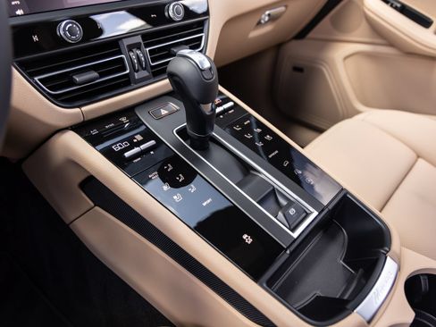 Certified 2026 Porsche Macan AWD/4WD image 17