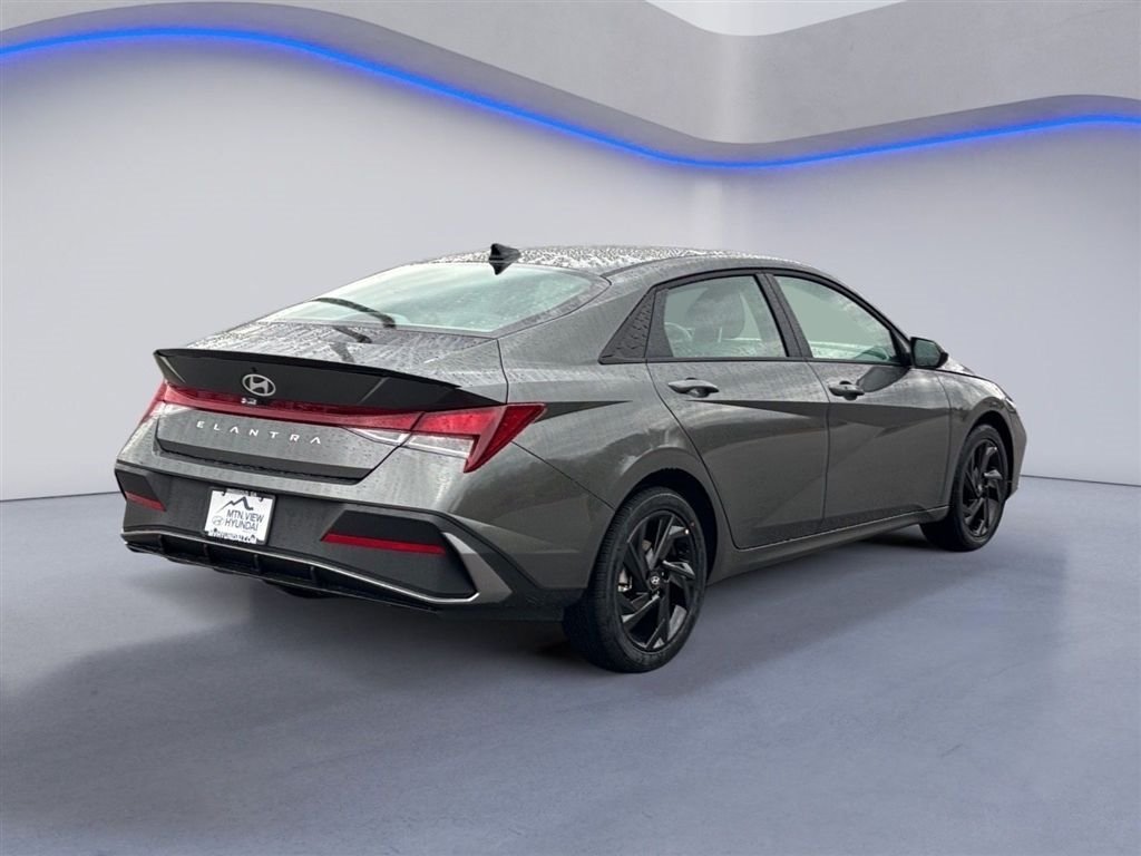 Used 2026 Hyundai Elantra Sport FWD image 5