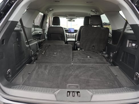 Used 2023 Ford Explorer XLT w/ Equipment Group 202A AWD/4WD image 31