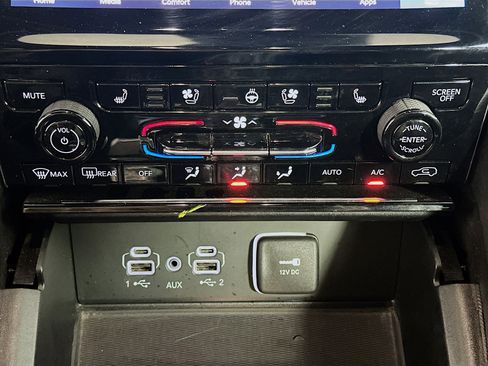 Used 2024 Jeep Grand Cherokee L Limited w/ Luxury Tech Group II image 24