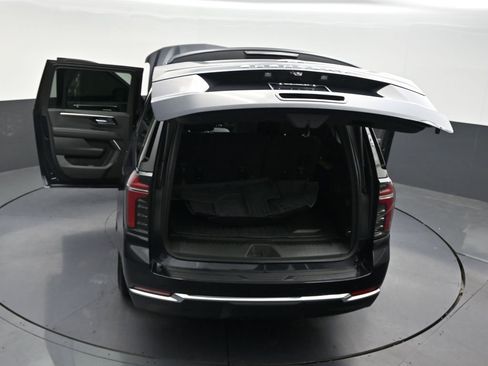 Used 2025 Chevrolet Suburban LS RWD image 36