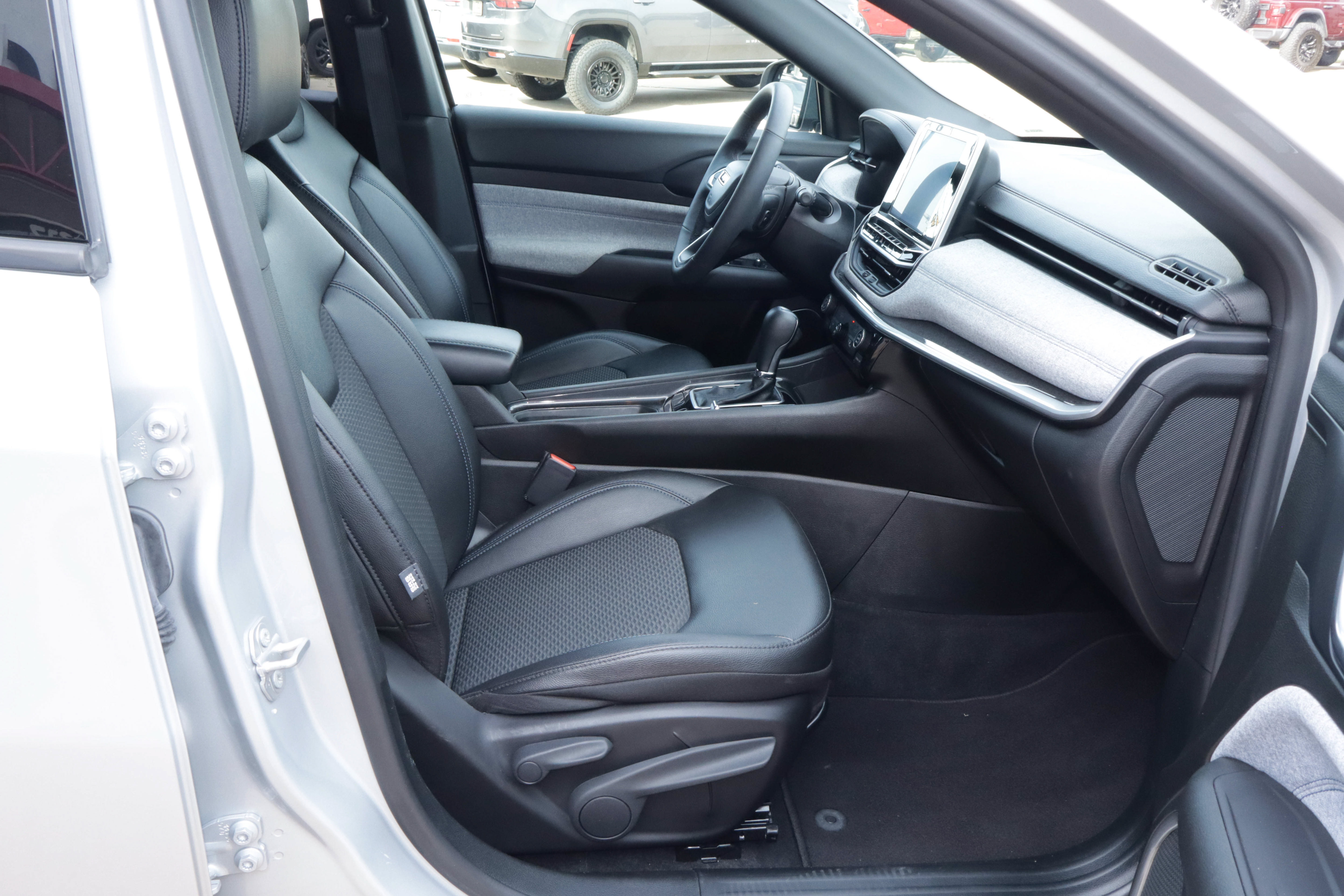 Used 2025 Jeep Compass Latitude AWD/4WD image 23