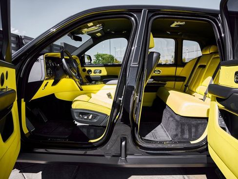 Used 2022 Rolls-Royce Cullinan Black Badge w/ Dark Exterior Package AWD/4WD image 33