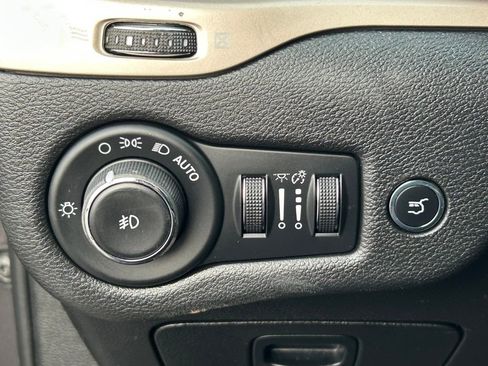 Used 2017 Jeep Cherokee Latitude w/ Comfort/Convenience Group image 25