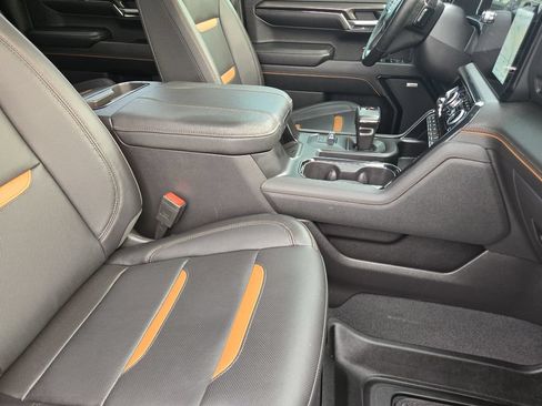 Used 2024 GMC Sierra 1500 AT4 w/ Technology Package AWD/4WD image 9